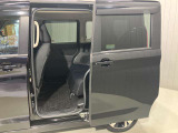 【両側オートスライドドア】子供を乗せたりするのにも隣のお車を気にせずストレスフリー★雨の日などはリモコンキーからドアの開閉ができとても便利♪