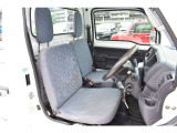 身体を包み込む様な形状で、ホールド感のあるフロントシート。しっかりと支えてくれるので、長時間の運転を快適にサポートしてくれます。もちろん足元もゆったりとしていますので、おくつろぎいただけます!