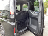 テールゲートは人が乗り降りする時のヨコ開きと、荷物を載せる時は通常のタテ開きの、2通りの開閉ができる、わくわくゲートです。