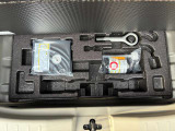 トランクルームのフタを開けると付属の車載工具がございます(^^) 必要に応じて買い足していただくことも可能です!