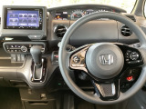 運転席周辺のスマートなレイアウトが、操作のしやすさを実現。快適なドライブをサポートします。手元で操作ができる、電子制御パーキングブレーキ。