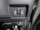 両側電動スライドドアのスイッチがあります。運転席に座ったままスライドドアの操作ができます。
