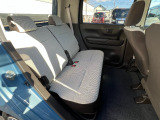 2列目にご乗車の方もゆったり足が組める驚きの広さです。