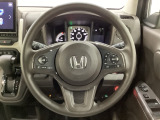 ハンドルにHondaセンシング系のクルーズコントロールやレーンキープアシストなどのスイッチと、オーディオの操作スイッチが装備されています。ハンドルから手を離さず安全に操作できます。