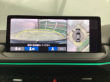 バックギアに入れますとご覧のような画像に自動的に切り替わります。車庫入れ時に役立ちます。