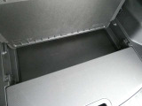 ラゲッジルームの下にも収納がございます!上下に分かれて整理できるので、汚れ物も積み込みやすいですね!左右に分かれて後席を倒せますので、大きな荷物も積み込みやすいですね!