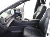高いホールド性で運転姿勢が安定します。長距離ドライブでも疲れにくいのが魅力です。快適なドライビングライフをお送りください♪
