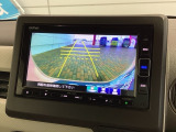 リバースギアに入れるだけで後方の表示へ切り替わります。夜間や雨の日の駐車も楽になりますよ。