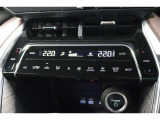 運転席と助手席、それぞれ温度調節ができ、オールシーズン快適なオートエアコンとなっております!
