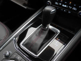 CX-5のシフトレバーです。MTモード付きの6ATで、しなやかな走りを支えます。
