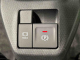 指先だけで簡単に操作が可能な電動パーキングブレーキを採用。「HOLD」スイッチを押すと、渋滞や信号待ちなどでブレーキペダルから足を離しても、ブレーキを保持するので安心です