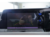 リヤビューカメラ:車両後方をモニターに映しだし、画面にはガイドラインが表示され車庫入れや縦列駐車を容易にします!