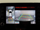 パノラミックビューモニター付きです。車両を上から見たような映像をモニター画面に表示。運転席からの目視では見にくい、車両周辺の状況をリアルタイムでしっかり確認できます。
