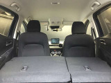 リヤシートを倒すと大きな荷物も搭載可能です。