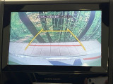 【バックカメラ】駐車時に後方がリアルタイム映像で確認できます。大型商業施設や立体駐車場での駐車時や、夜間のバック時に大活躍!運転スキルに関わらず、今や必須となった装備のひとつです!