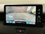 リバースギアに入れるだけで後方の表示へ切り替わります。夜間や雨の日の駐車も楽になりますよ。