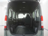 2列目シートと助手席を倒すことで、運転席以外のすべての空間がフラットな荷室となります。フラットな荷室になるので、脚立や絨毯などの長尺の荷物の積載にも対応しております。