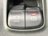 【電動パーキングブレーキ】パーキングブレーキは便利な電動式!ボタン一つで操作でき、アクセルを踏めば自動で解除されます♪レバーやペダルが無いので運転席廻りもすっきりしますね♪