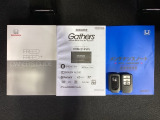 スマートキーは鍵をバッグに入れたままでもドアロックの開閉やエンジンのON・OFFができます。夜間や雨の日も鍵を探さなくて良いので便利です。