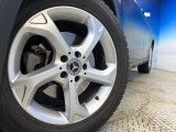 ●純正18インチアルミホイール:輸入車ならではの卓越した走りを支えるホイールと足回りです!日本車の走りに慣れている方にもぜひ体感して頂きたいほど、高いレベルでまとまっています!