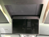 【14型有機ELフリップダウン】三列目からでも迫力のエンタメが観れる大画面フリップダウン。有機ELのモニターでは、一般的なフリップダウンよりも高コントラストでキレイな映像を楽しめます。