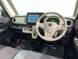 運転席まわりです。 各操作スイッチは使いやすい位置に配置されてます。