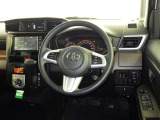 運転席まわりです。 各操作スイッチは使いやすい位置に配置されてます。