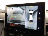 パノラミックビューモニター付きです。車両を上から見たような映像をディスプレイオーディオ画面に表示。運転席からの目視だけでは見にくい、車両周辺の状況をリアルタイムでしっかり確認できます。
