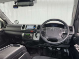 運転席まわりです。 各操作スイッチは使いやすい位置に配置されてます。