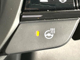 【ステアリングヒーター】冬場に冷たくなりやすい革巻きステアリングを、スイッチ一つで素早く適温に!エアコンよりも早く温まってくれるので、寒い日の運転も快適になりますね♪