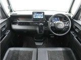 ◆視界広々で非常に運転しやすくロングドライブでも疲れを感じさせないすっきりとまとまったインパネ周りです。