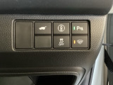 ハンドルの右側にHondaセンシング用のメインスイッチとパワーテールゲートスイッチがついています。パワーテールゲートスイッチは車内からでもテールゲートの開け閉めを電動でできます。