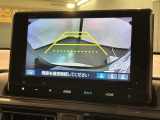 リバースギアに入れるだけで後方の表示へ切り替わります。夜間や雨の日の駐車も楽になりますよ。