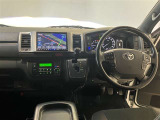 運転席周りのレイアウトをご覧ください。ナビゲーションが綺麗に装着されすっきり収まってますね!
