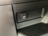 車内で便利な電源供給。【アクセサリーソケット】で、スマートに充電!