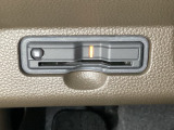 ハンドルの左下にETCがついています。高速道路の料金所の通過も楽々です。 カードの取り出しもしやすい場所についています。