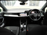 安全で快適な運転をサポートするアウディバーチャルコックピット。多機能でありながら優れた操作性で、シンプルで美しいインテリアデザインに溶け込んでいます。