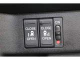 リアは両側パワースライドドアで開閉には運転席のスイッチ、もしくはスライドドアのドアハンドルを軽く引くだけで自動開閉します。