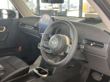 MINIの内装はとにかく『円』に拘ったデザインコンセプトが一目で伝わってきます。これほど円形に拘った車は他に御座いません。伝統のデザイン、トグルスイッチなど遊び心のある内装で御座います。