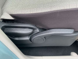 運転席はラチェット式レバーで高さも調整できます