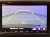 【バックカメラ】運転が苦手な方も車庫入れラクラクです!ギアをリバースに入れれば自動的に切り換わりますので、面倒な操作は不要です♪狭い駐車場もお車を傷つけず安心ですね!
