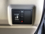 パワースライドドアが付いています。ワンタッチで簡単にお子様でも、お年寄りの方でも、開閉できますからとても便利です。キーレスや車内スイッチでも自動でドアの開閉ができます。