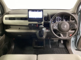 車内は光触媒抗菌消臭施工済です。インパネ周りはスタイリッシュなデザインで機能や装備も充実しています。グローブボックスやカップホルダーのほかにトレーなどたくさんの収納スペースが付いています。