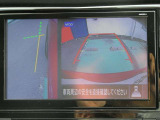 ギアを『R』に入れた後、カメラボタンを押すと、運転席から見えない左側面をナビ画面にうつしてくれるので、幅寄せや縦列駐車がし易くなります。