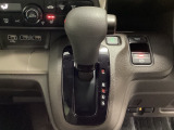CVT車のセレクトレバーです。低速から高速まで、変速ショックのないスムーズな走りと、エンジン効率のよい領域を維持して燃費にも貢献します。サイドブレーキはスイッチ操作の電子制御パーキングブレーキです。