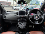 イタリア車ならではの美しさ、走りへのこだわりを感じるインテリアデザイン!