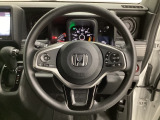 ハンドルにHondaセンシング系のクルーズコントロールやレーンキープアシストなどのスイッチと、オーディオの操作スイッチが装備されています。ハンドルから手を離さず安全に操作できます。