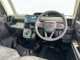 運転席まわりです。 各操作スイッチは使いやすい位置に配置されてます。
