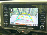【バックカメラ】駐車時に後方がリアルタイム映像で確認できます。大型商業施設や立体駐車場での駐車時や、夜間のバック時に大活躍!運転スキルに関わらず、今や必須となった装備のひとつです!