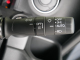 【オートライト】車外の明るさに応じて、自動的にライトの点灯・消灯をしてくれます。トンネルが続くような道でも、スイッチを操作する必要がありません。消し忘れの心配もありません。